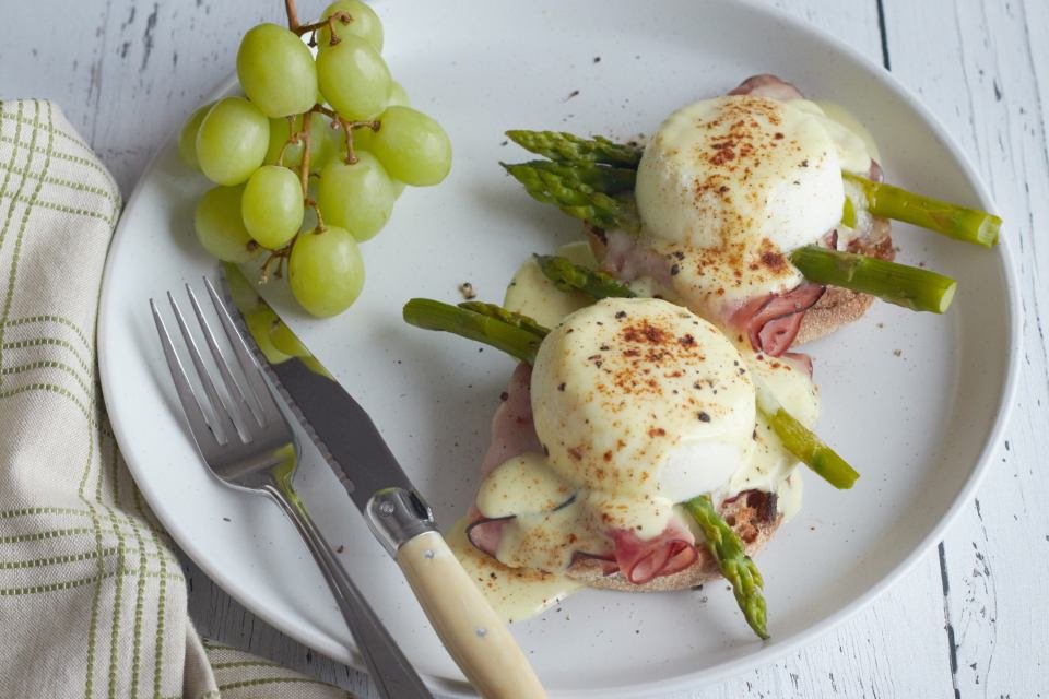 Œufs pochés, jambon et asperges vertes sur un pain grillé