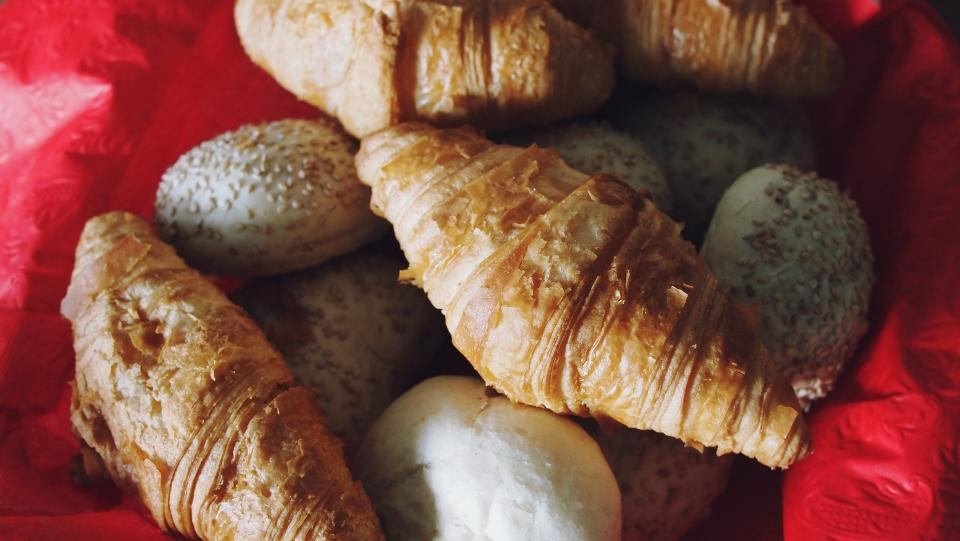 Corbeille de croissants et de petits pains
