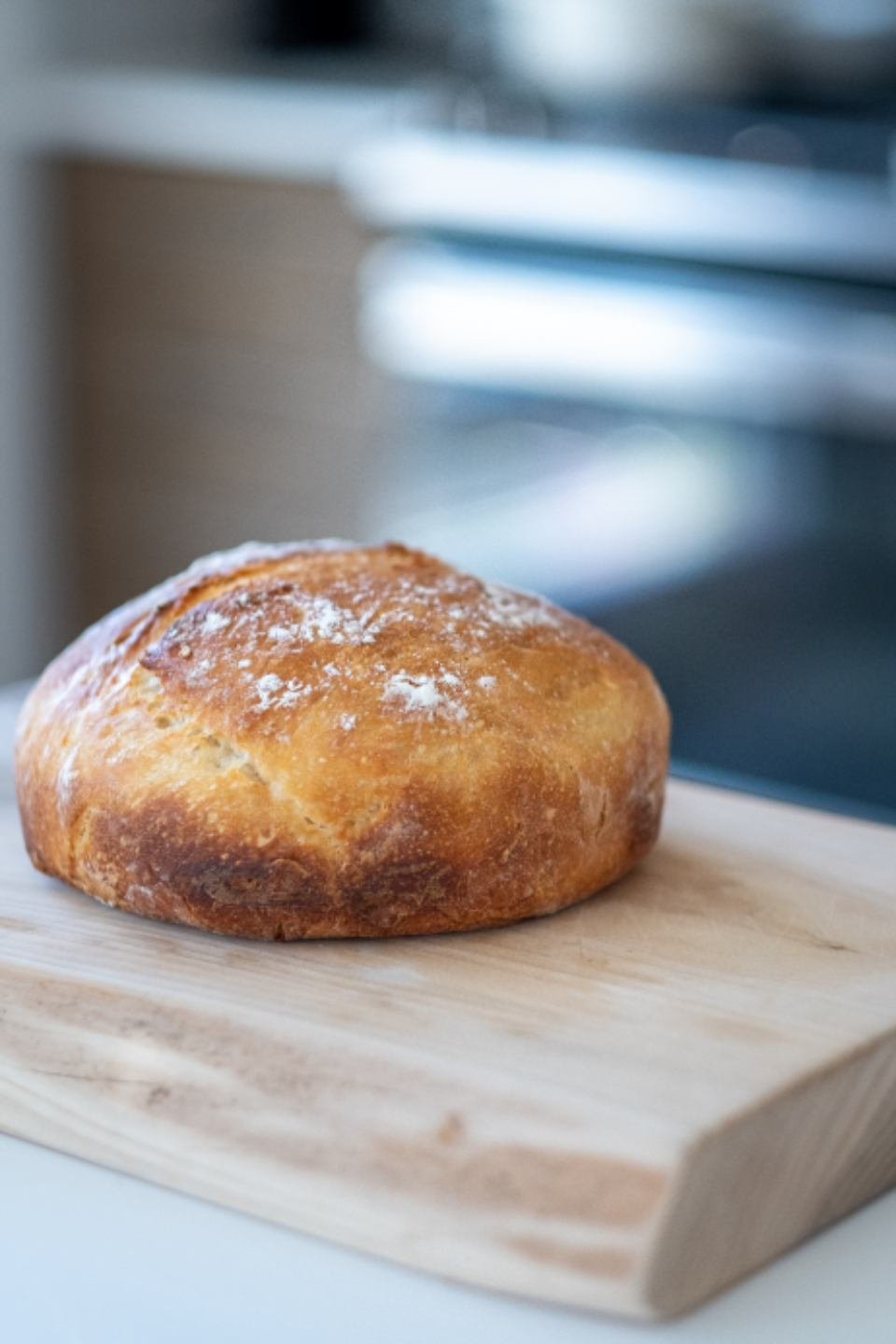 Pain de campagne doré posé sur une planche à découper