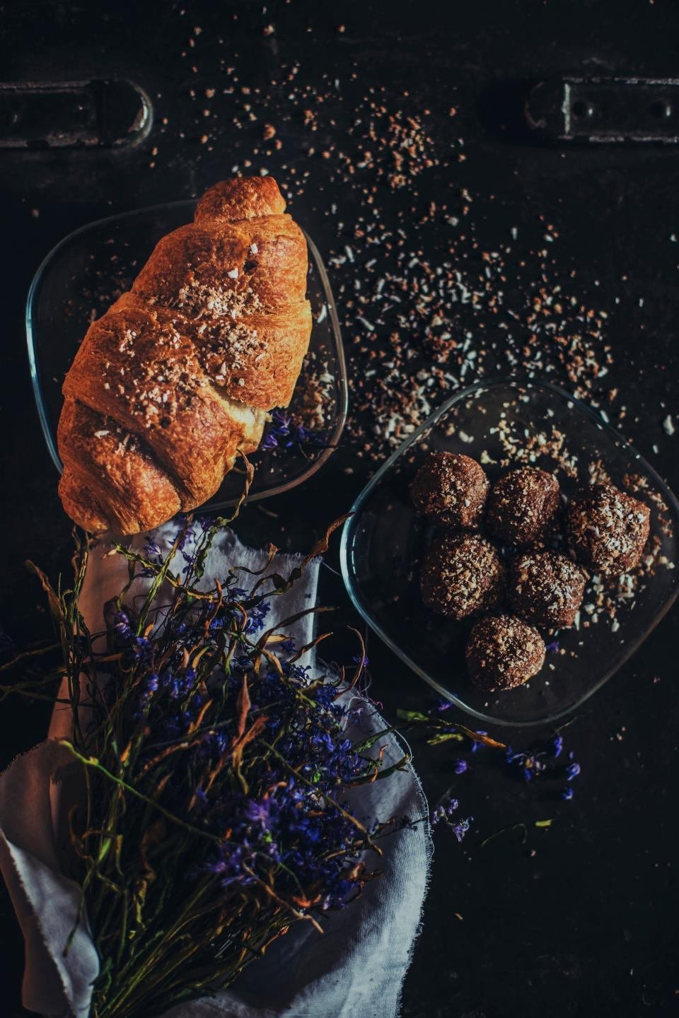 Croissant pur beurre et bouchées au chocolat sur une table sombre